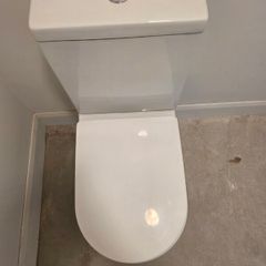 White Toilet with Cistern andSeat Excellent Condition