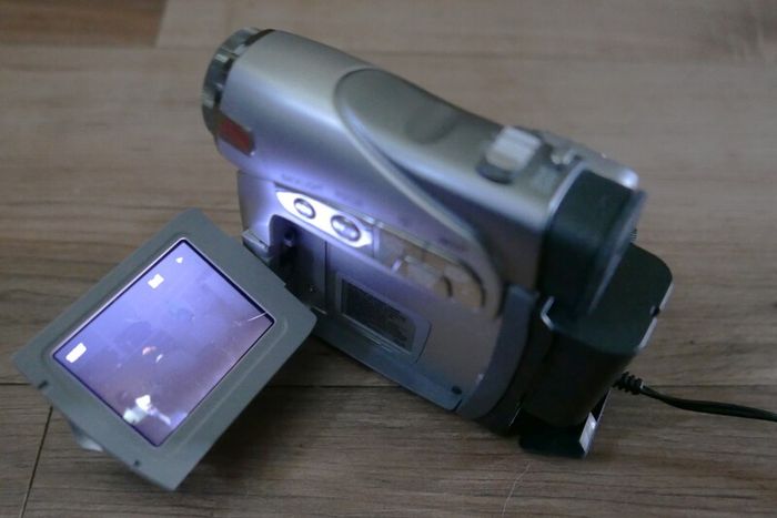 JVC GR-D247EK Handheld MiniDV Camcorder with charger Tested