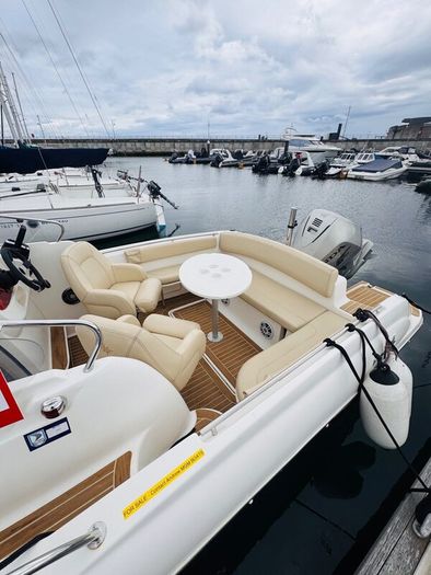 Boat - Jeanneau Cap Camarat 715 WA