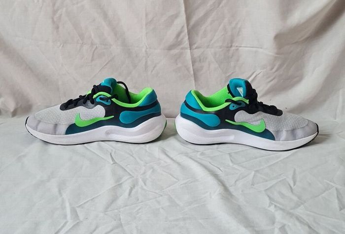 2024 nike revolution size 5.5 eu 38.5 grey/green in excellent condition