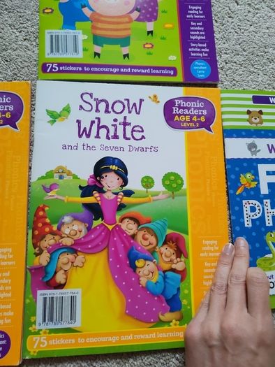 early reader books bundle of 5 books level 1 & 2 plus Write and Wipe  phonics book