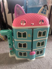 Gabbys doll house & accessories