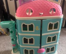 Gabbys doll house & accessories