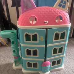 Gabbys doll house & accessories