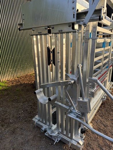 New cattle squeeze crush