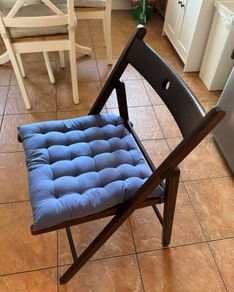 4 foldable wooden chairs with cushions