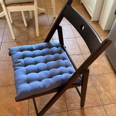 4 foldable wooden chairs with cushions
