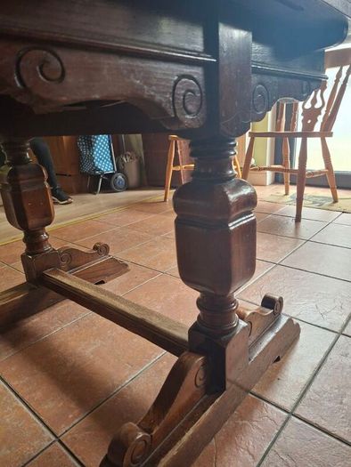 extendable sold wood dining table