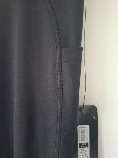 Capri length fitted sports bottoms