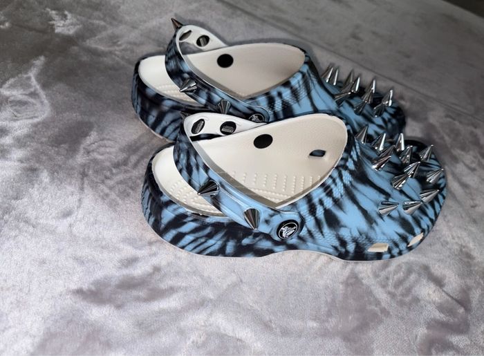 Crocs Rebel Rebel clogs Size Uk 6 Blue & black tie-dye with signature silver spike detailing