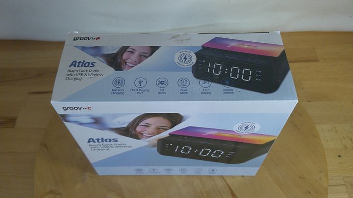 Groov-E FM Alarm Clock Radio with USB & Wireless Charging - Black | GVWC06BK Boxed