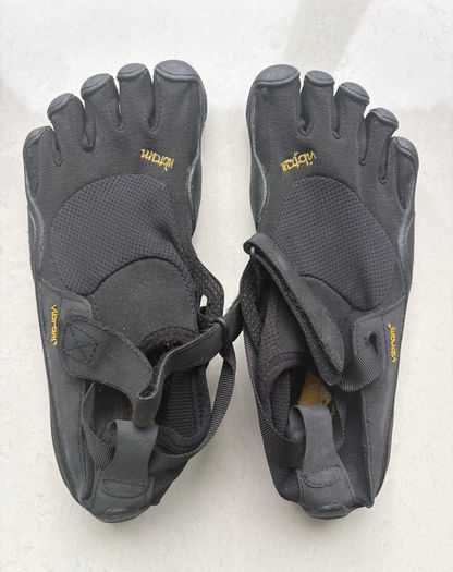 Vibram Five Fingers Evo Womens Versatile Training Tabi Shoes. Never worn. The RRP on Decathlon UK's website is Stg 77. Bargain!