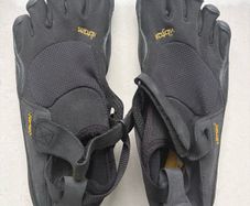 Vibram Five Fingers Evo Womens Versatile Training Tabi Shoes. Never worn. The RRP on Decathlon UK's website is Stg 77. Bargain!