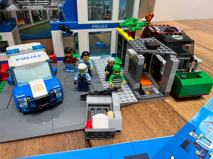 LEGO 60316 Police Station 100% Complete w/ Instructions & Figs