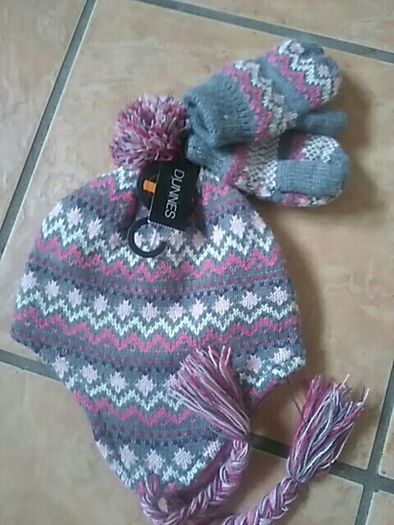 BNWT Hat + Mittens Matching Set
