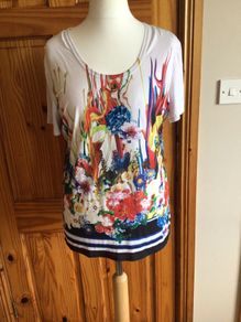 Ladies Bold floral stretch top size L Uk 14 includes postage