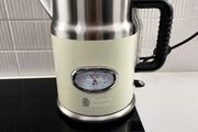 Russell Hobbs Kettle, retro cream