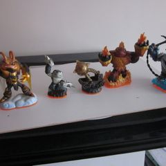 Five  Skylanders: Giants  Figures