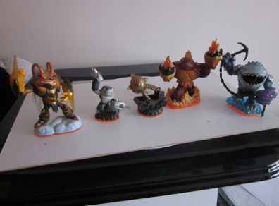 Five  Skylanders: Giants  Figures