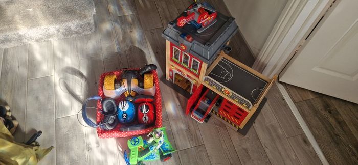 Fire station playset with assorted toys