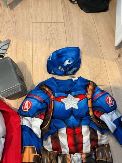 7-8 costumes Thor & Captain america