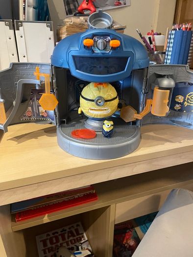 Despicable Me 4 - Mega Transformation Chamber | Transform AVL Jerry Into Mega Jerry | Chamber Opens Out to Transform Into an AVL Training Center Playset | with Lights & Sounds