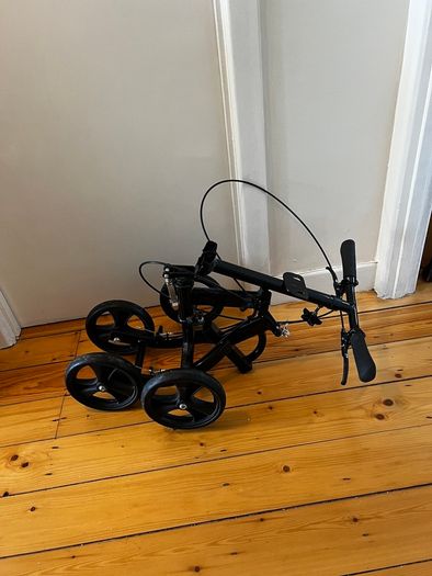 Knee Scooter: dual brakes, foldable, indoor or outdoor use