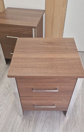 2 bedside lockers