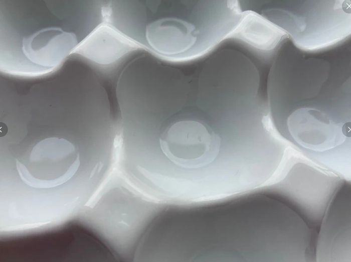 Ceramic egg holder