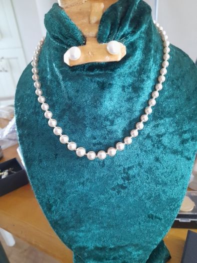 pearl necklace