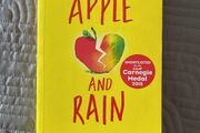 Book: Sarah Crossan: Apple and Rain