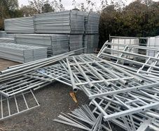 She Pens , Gates and barriers