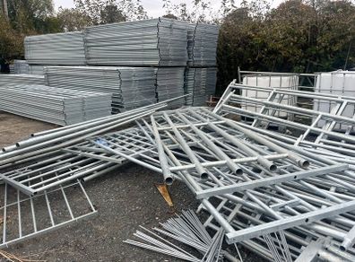 She Pens , Gates and barriers