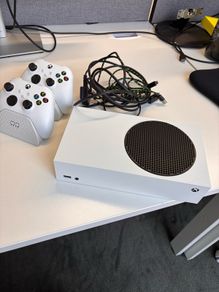 Xbox series s + 2 controller + controller deck