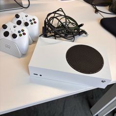 Xbox series s + 2 controller + controller deck