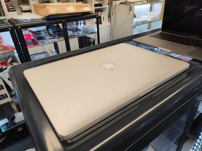 Apple MacBook Pro a1398 Retina 15.4" Mid 2015 256GB SSD 16GB Ram 2.5GHz Core i7 macOS Monterey (Battery Cycle: 845)
