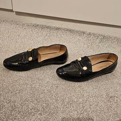Flat ladies shoes