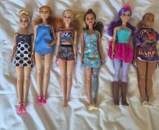 Barbie Ultimate Closet Playset Bundle  6 Dolls, Clothes &