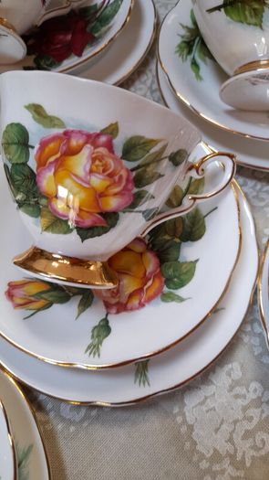 Vintage  Paragon "Six World Famous Rose" tea trios