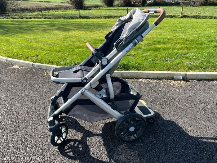 Uppababy Vista V2 Emmett Green with EUR260 accessories