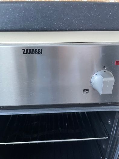Kitchen including integrated dishwasher and cooker