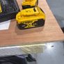 batteries and charger dewalt 5.0Ah Image 4