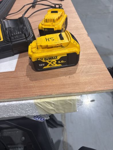 batteries and charger dewalt 5.0Ah