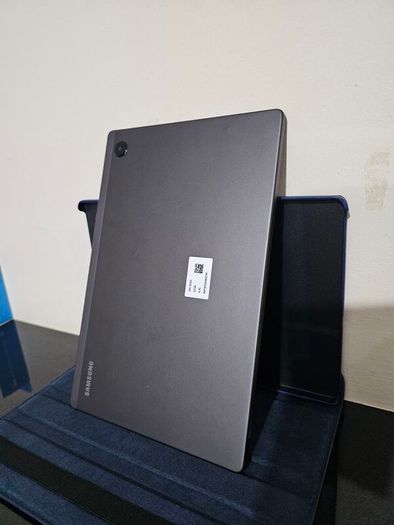 Complete Set Samsung Galaxy Tab A8 (32GB) + NCC Wireless Headphones + USB Plug & Charger + Protective Cover.