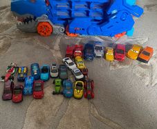 Hot wheels transporter and assorted cars (26)