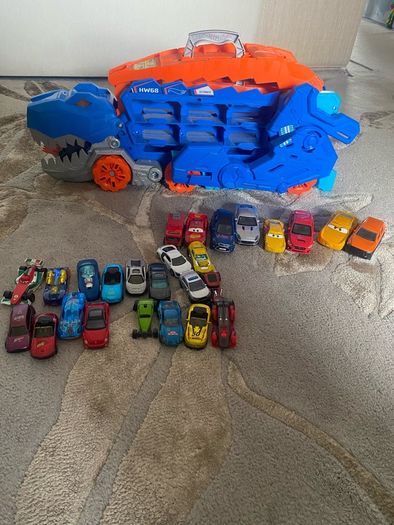 Hot wheels transporter and assorted cars (26)