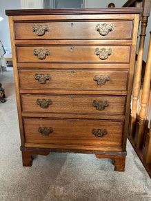 chest of drawers