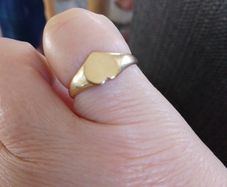 9 CT signet ring