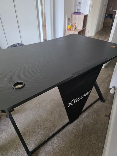 Desk - Gaming / office - like new !