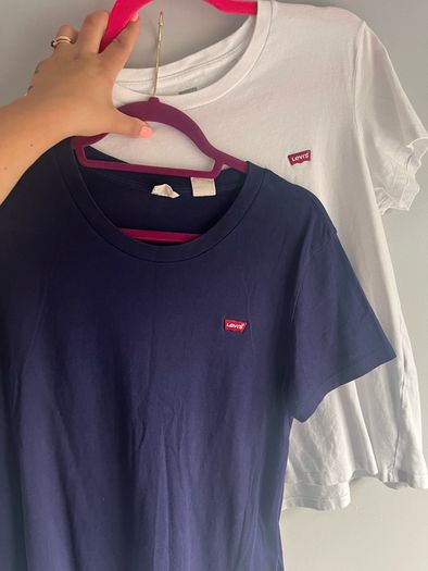 2 Levi's tees size M